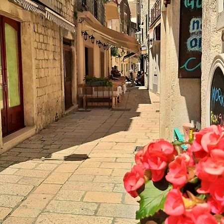 Apartment Tica Omis Bagian luar foto