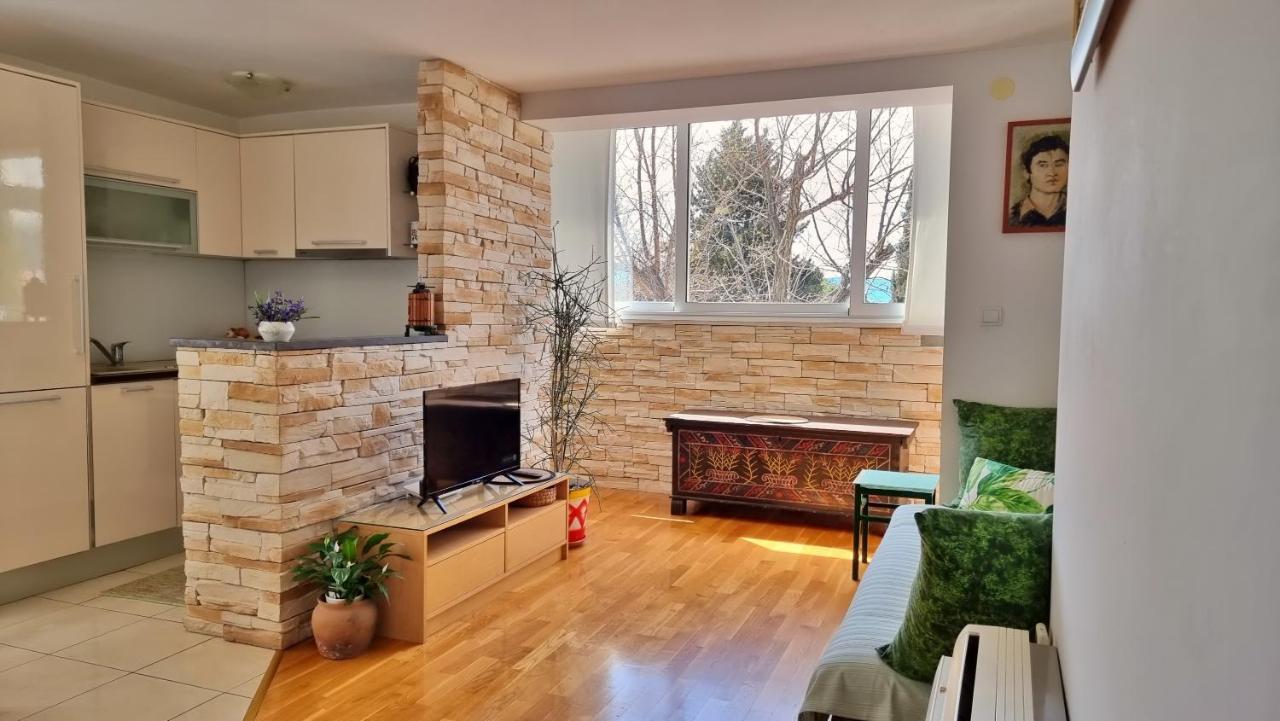 Apartment Tica Omis Bagian luar foto