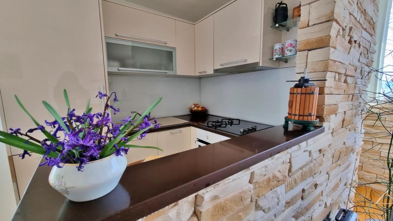 Apartment Tica Omis Bagian luar foto