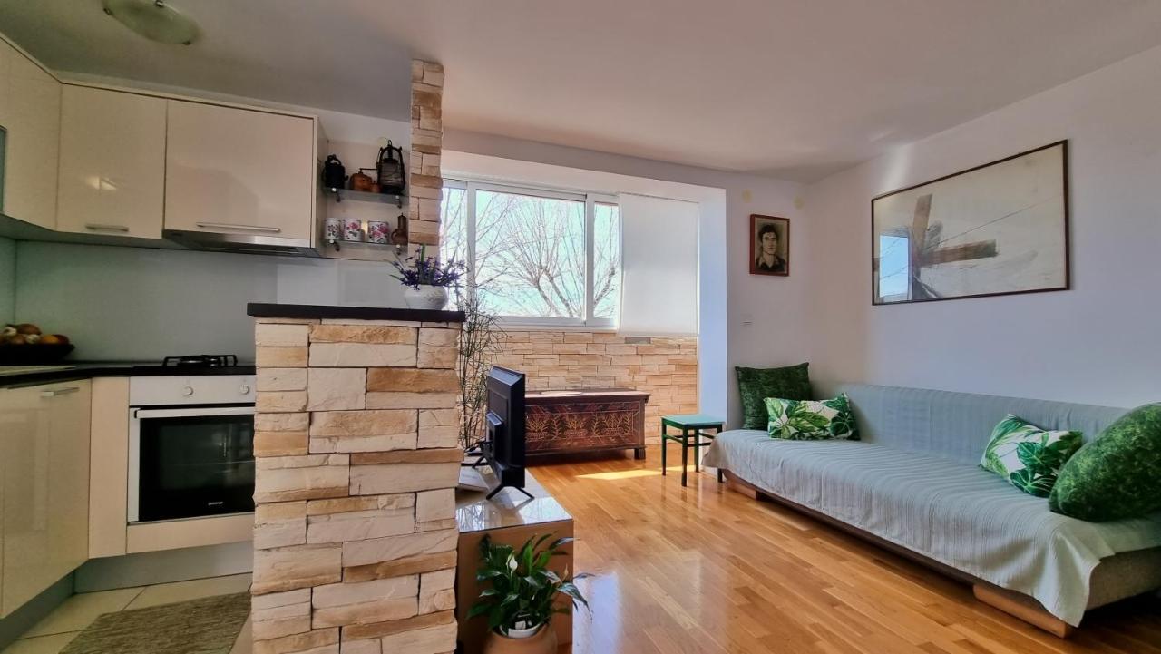 Apartment Tica Omis Bagian luar foto