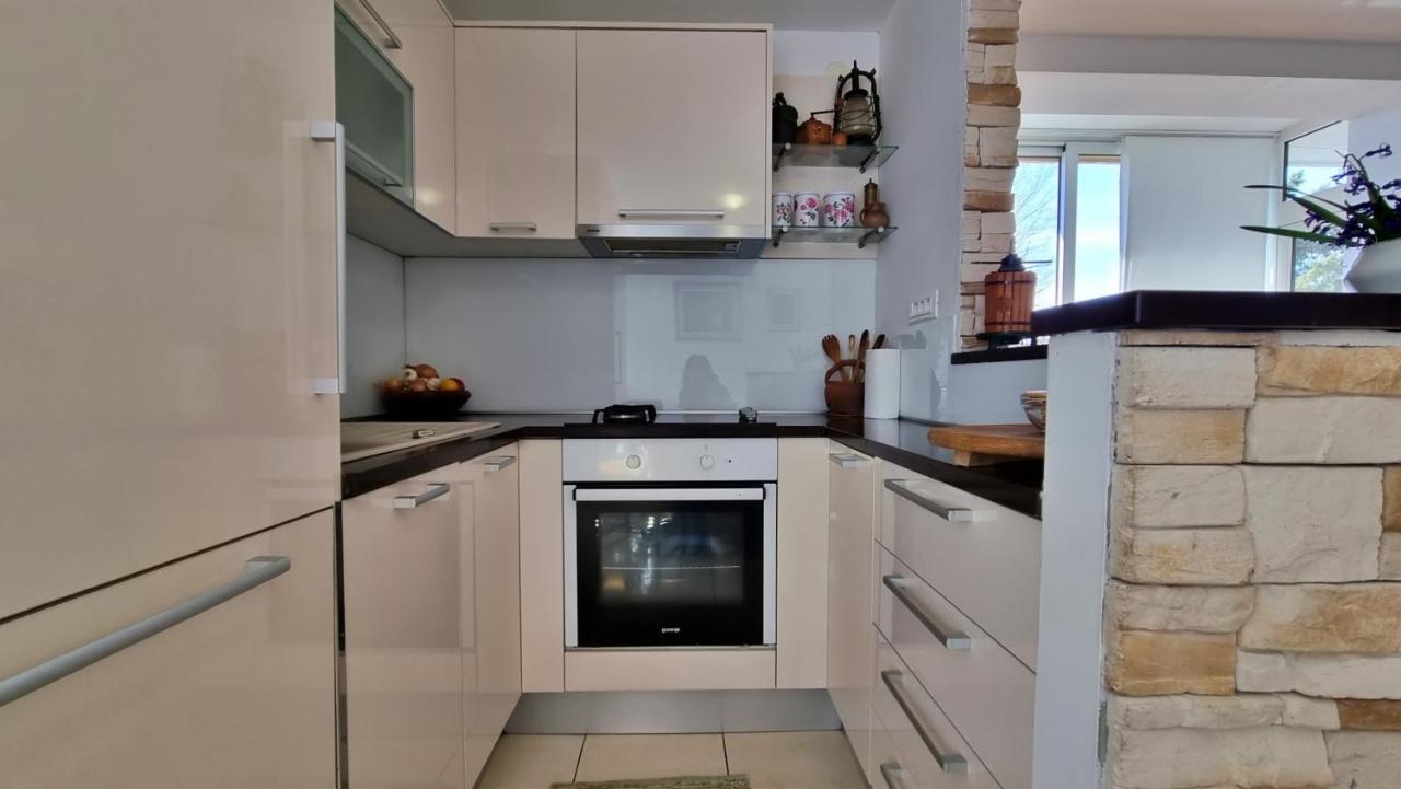 Apartment Tica Omis Bagian luar foto