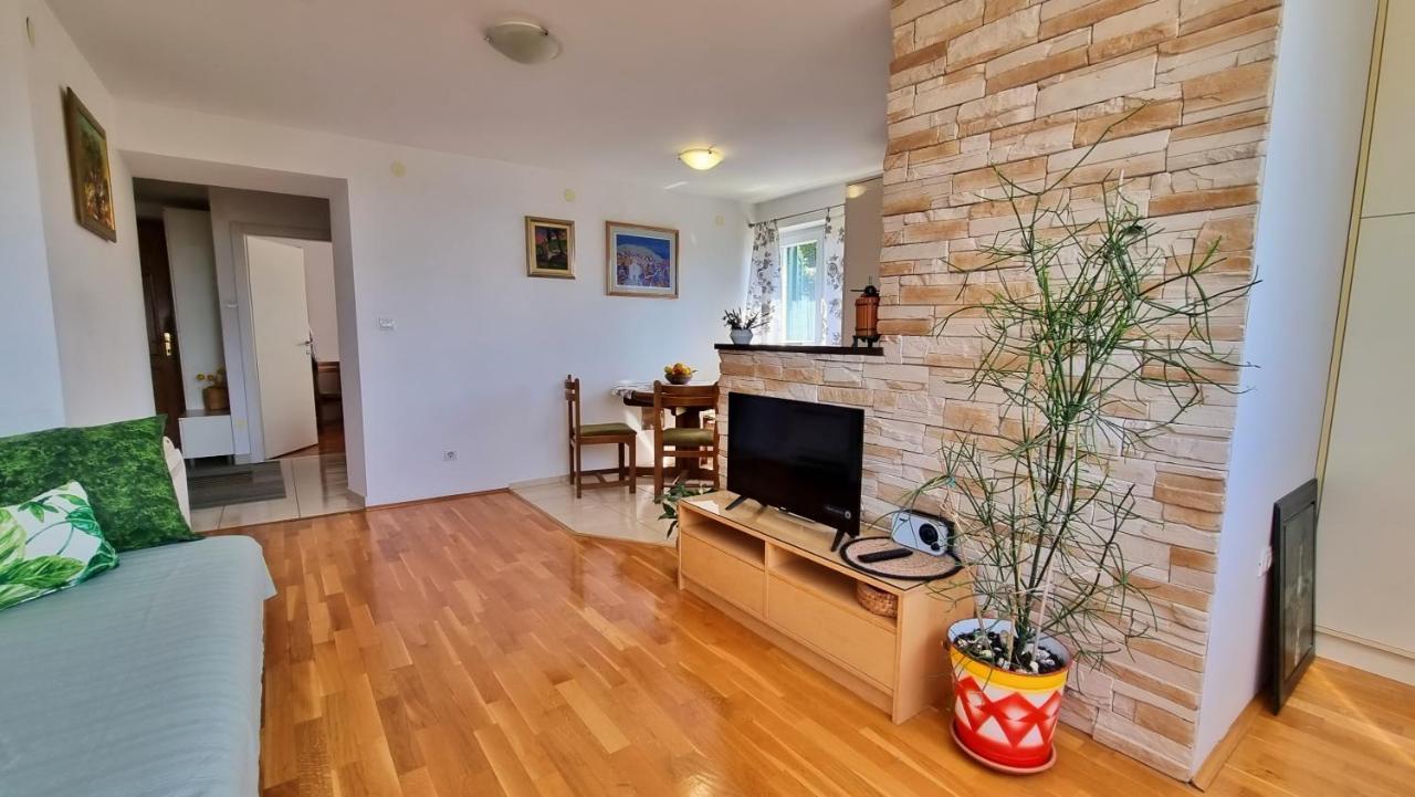 Apartment Tica Omis Bagian luar foto