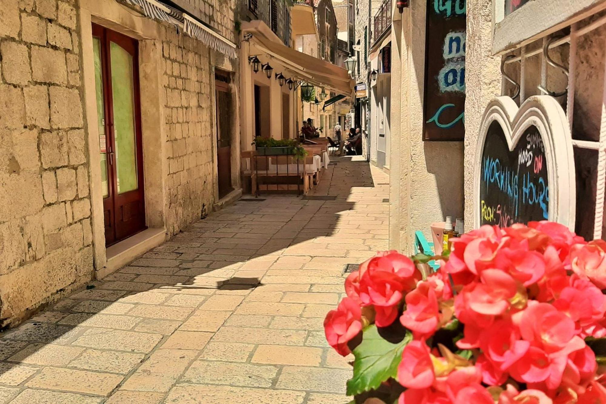 Apartment Tica Omis Bagian luar foto