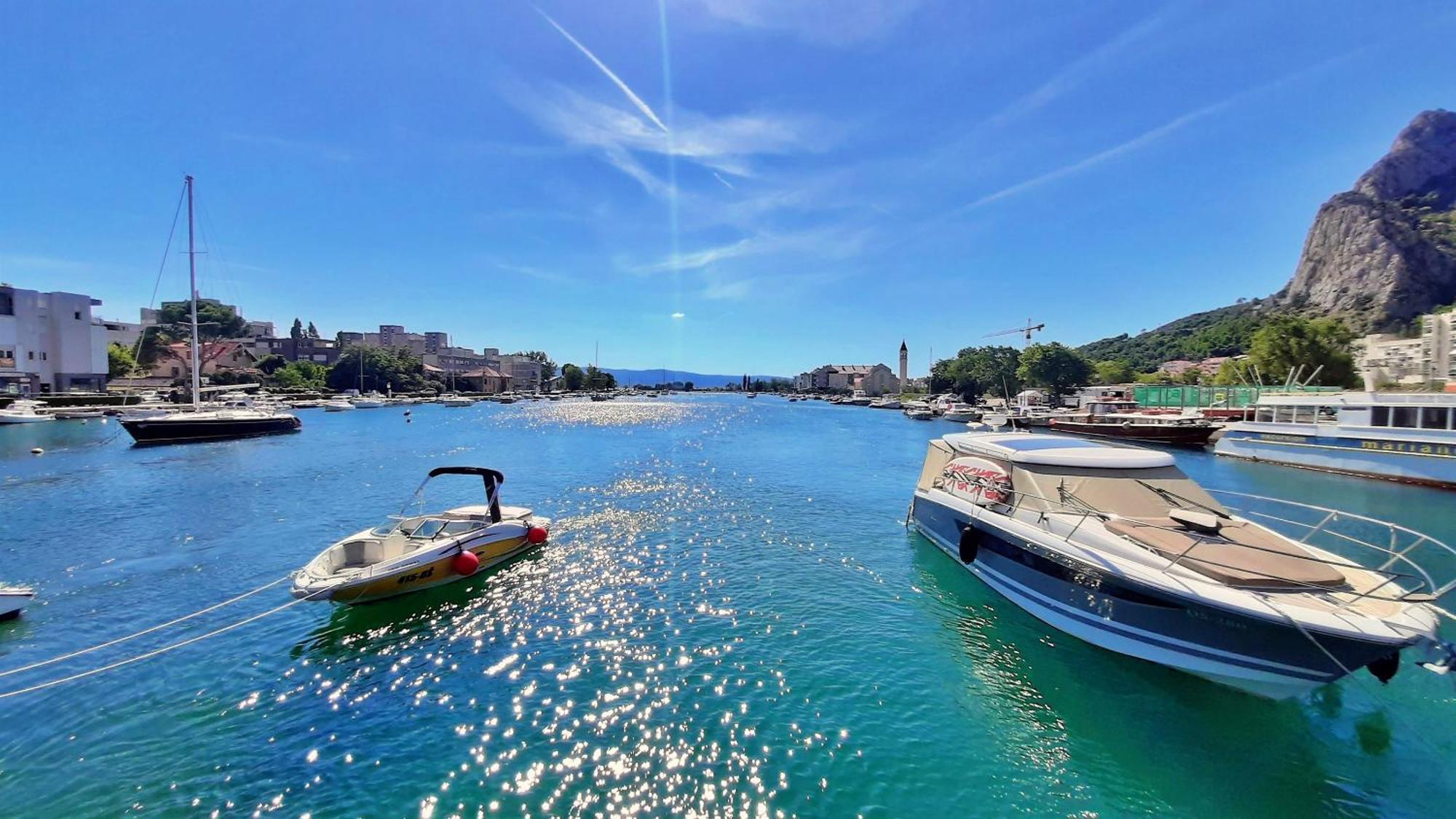 Apartment Tica Omis Bagian luar foto